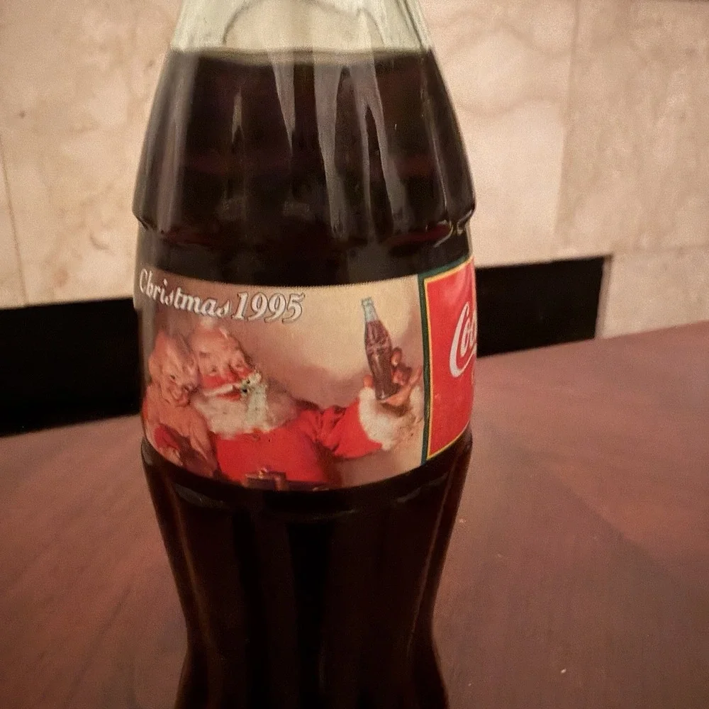1995 Full Coca-Cola Classic Christmas Santa Clause Bottle‎ - 8oz - Vintage